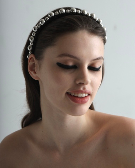 Тонкий ободок из шелка с серебристыми бусинами