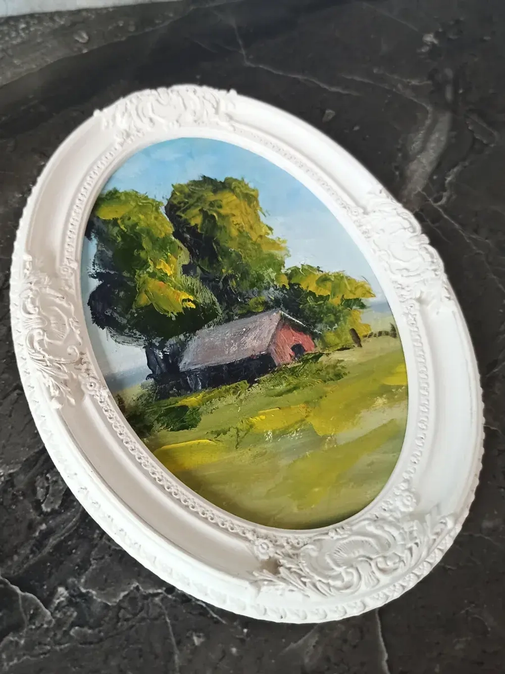 Картина в овальной рамке