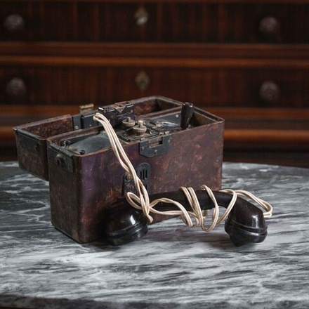 Переносной немецкий телефонный аппарат военного времени