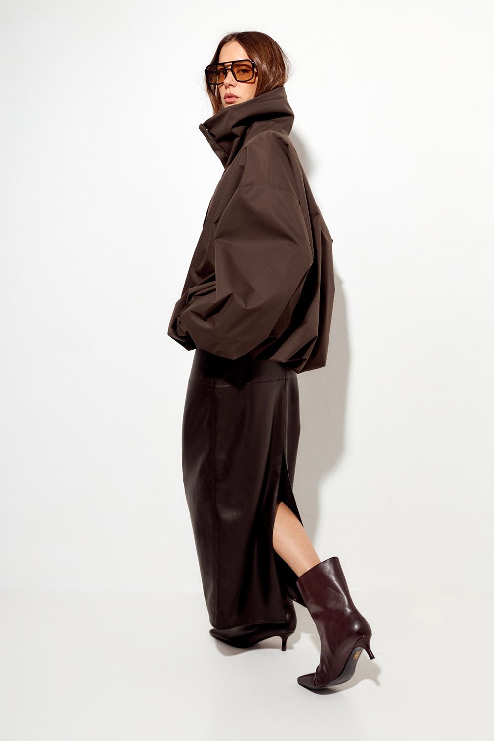 Ветровка О-силуэта с высоким воротом шоколадного цвета