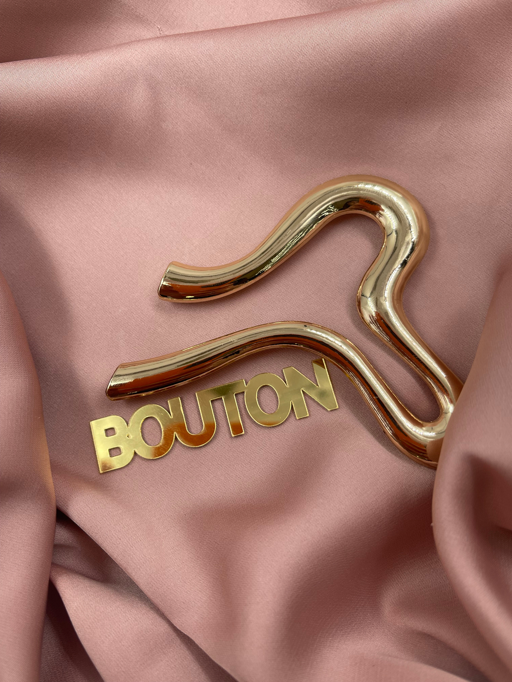 Пряжка-брошь изогнутая для купальника золотистая металлическая