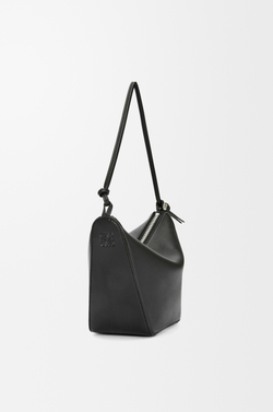 Loewe Мини сумка-хобо Hammock из классической телячьей кожи, черный