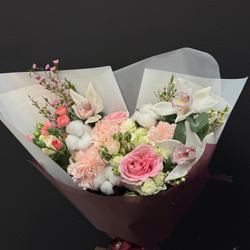 Букет из орхидей, диантусов и хлопка