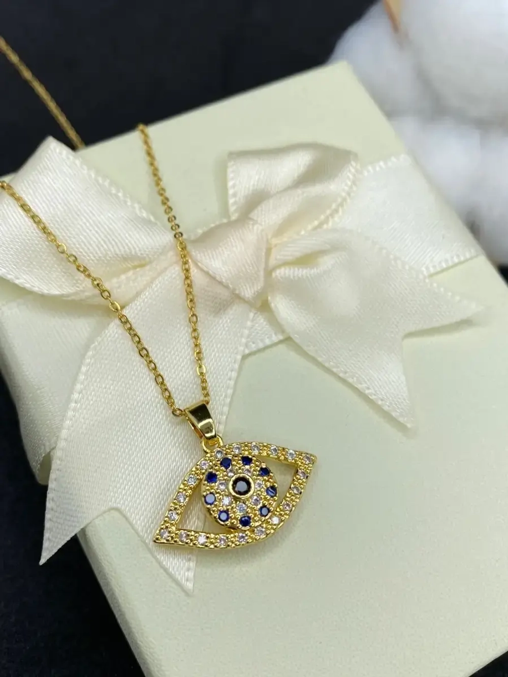 Золотистое короткое колье на тонкой цепочке с кулоном Глаз