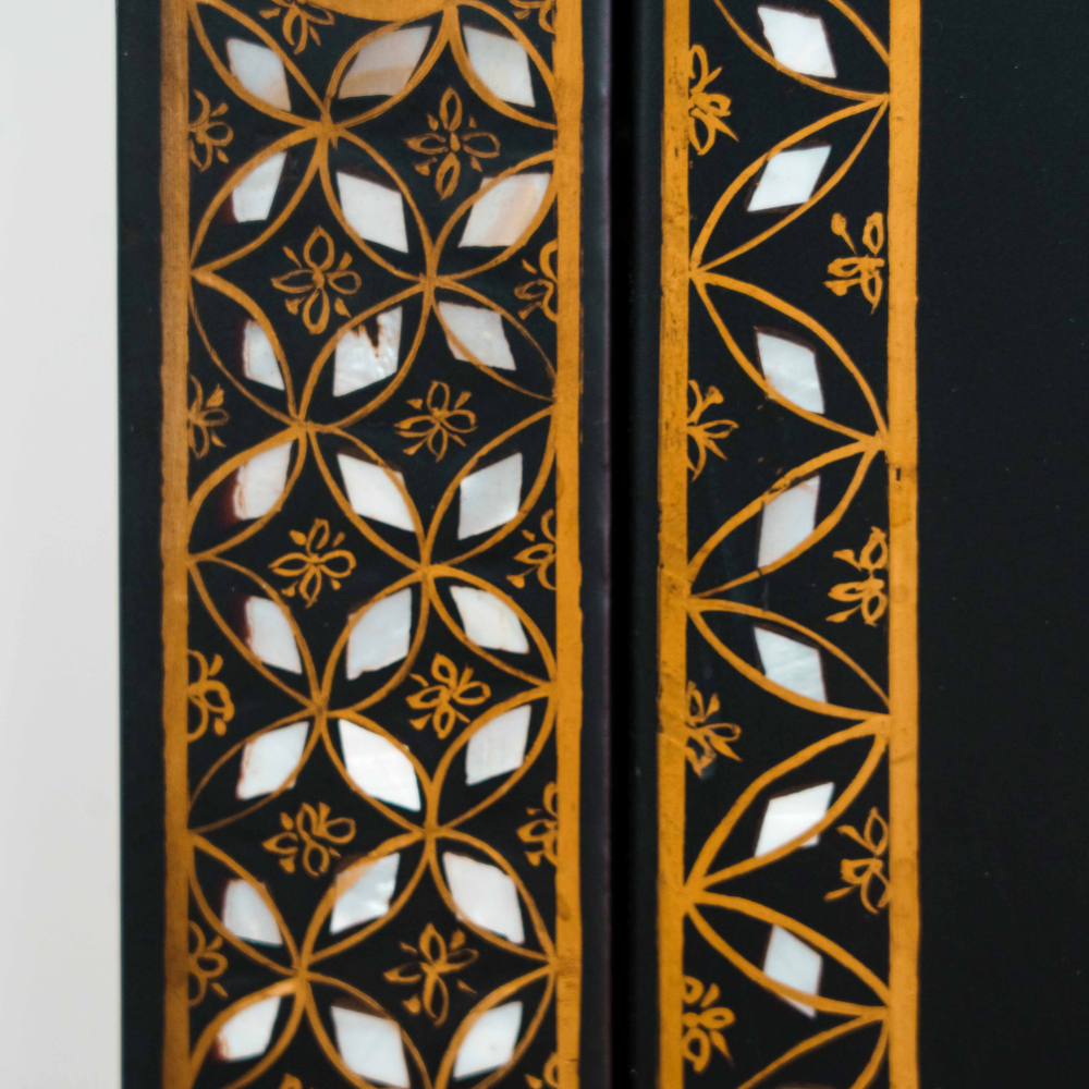 Комод с цветами и птицами