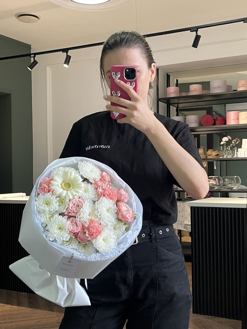 Букет сборный из хризантемы, кустовых пионовидных роз и геребры