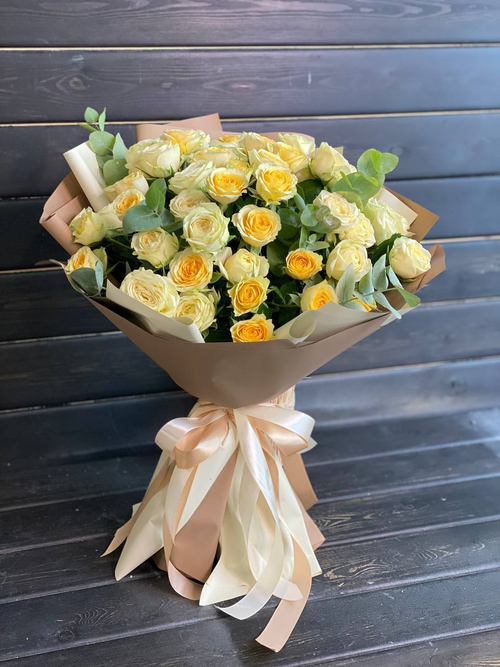 Букет из кустовой розы нежный
