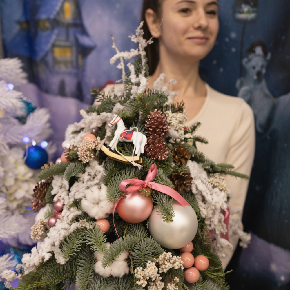 Ёлка из нобилиса с натуральными шишками и сухоцветами