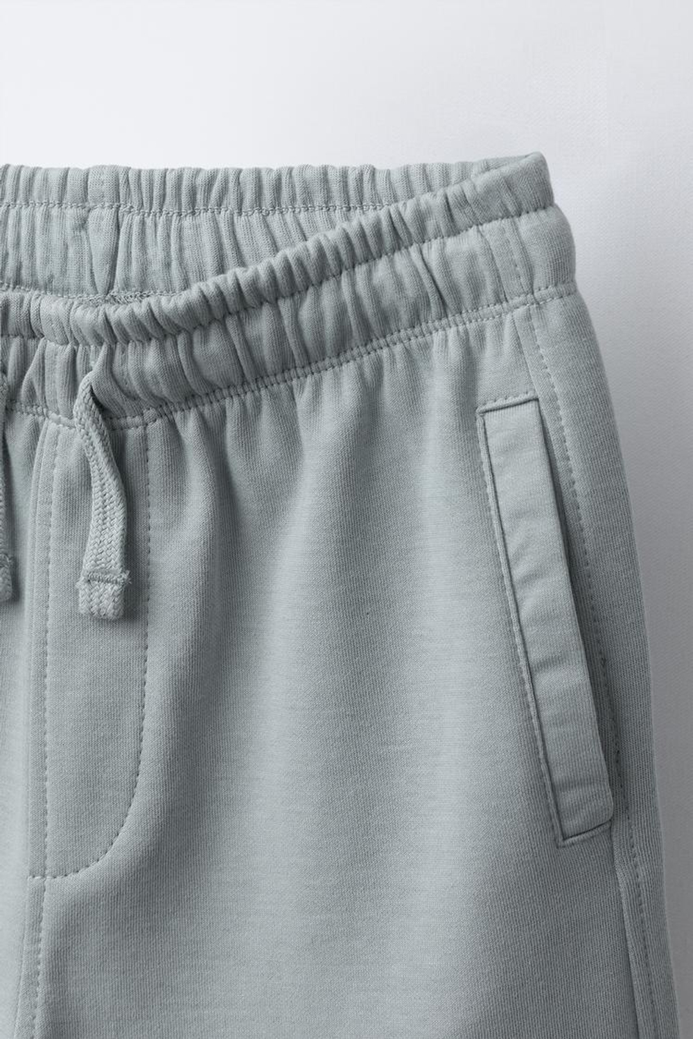 ZARA КОМПЛЕКТ ИЗ ФУТБОЛКИ И ШОРТОВ ИЗ ТКАНИ ИНТЕРЛОК С НАШИВКОЙ, ГОЛУБОЙ