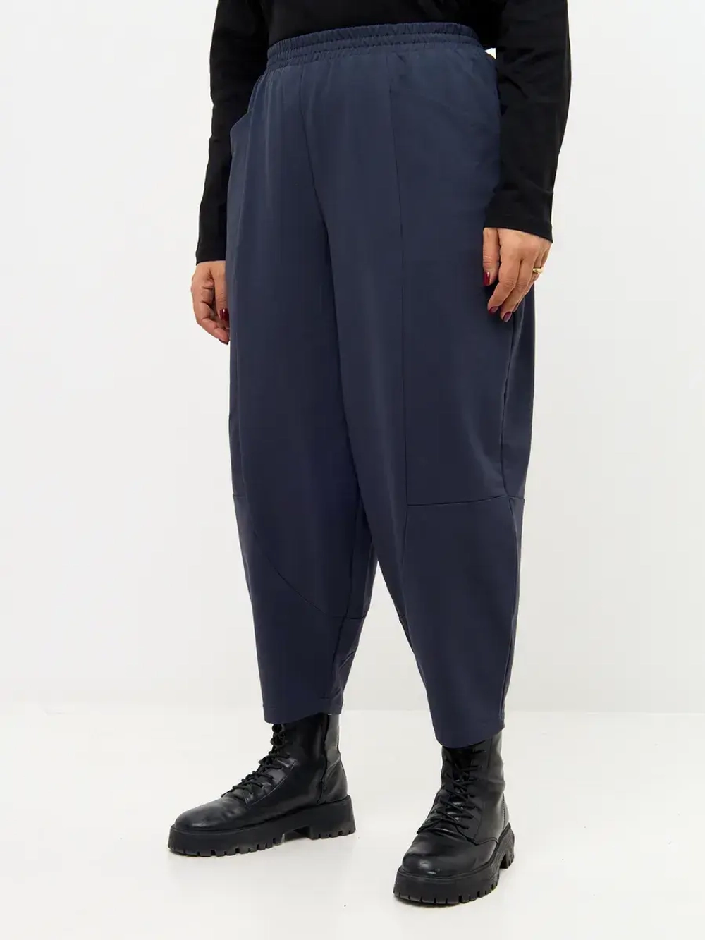 Брюки бананы трикотажные с декоративными швами графит