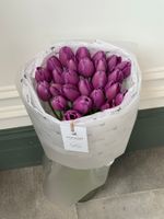 Букет из 25 фиолетовых тюльпанов