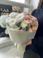 Сборный букет хризантемы, кустовая пионовидная роза и эвкалипт