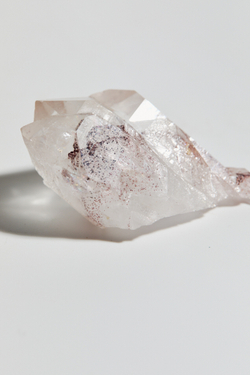 Горный хрусталь с гематитовым фантомом