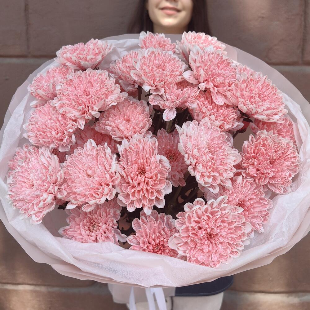 "Поцелуй ангела"- пудрово-нежный букет из пышных хризантем