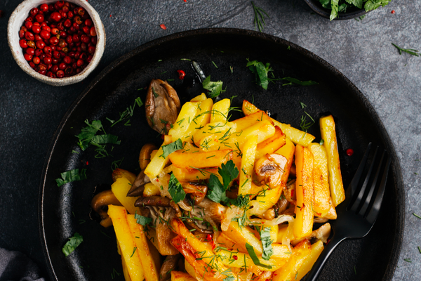 Жареный картофель с грибами, луком и зеленью Жареный картофель с грибами, луком и зеленью