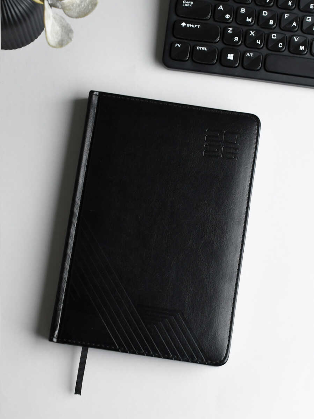 Ежедневник датированный 2026 ESCALADA, А5, 176 л., арт. 70218/ 15 САРИФ ЧЁРНЫЙ (кожзам: 146x211 мм, твёрдый переплёт с поролоном, материал обложки: искусственная кожа "Сариф"; декор: блинтовое тиснение; способ крепления блока: ниткошвейный; вн. блок: