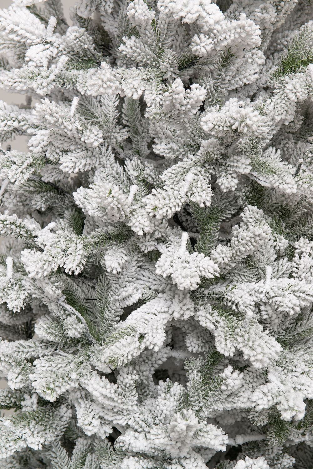 Заснеженная елка с гирляндой «Алтайская» холодный свет (Литая) от 1.8 м до 3 м