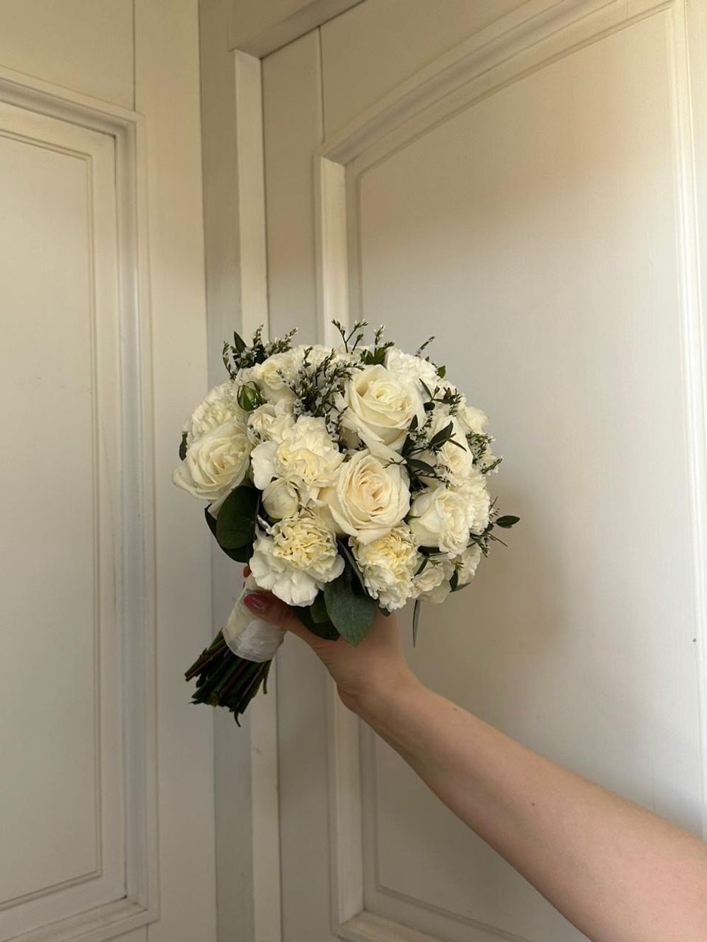 Свадебный букет из диантусов, эвкалипта, кустовых пионовидных и одноголовых роз