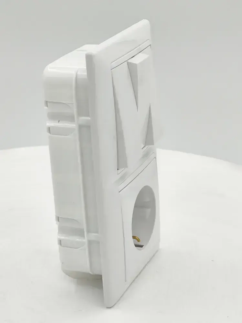 Блок Выключатель трехклавишный + розетка с заземляющим контактом скрытой установки белый 3В-РЦ-695