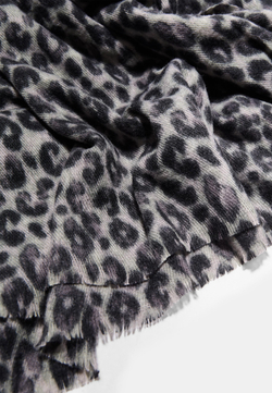 STRADIVARIUS Шарф с анималистичным принтом, черный