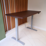 Регулируемый компьютерный стол Motor UP с регулировкой по высоте — столешница МДФ венге