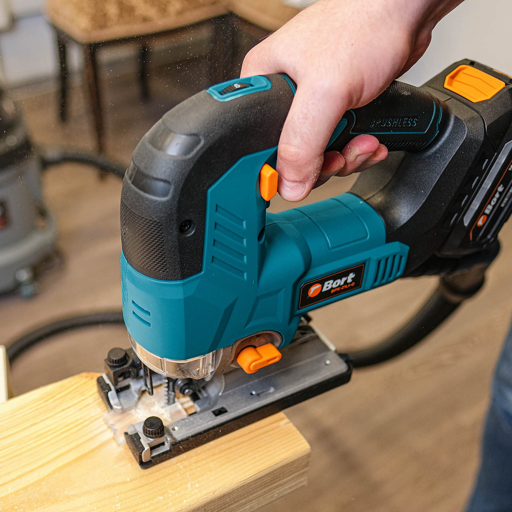 Лобзик аккумуляторный BORT BPS-21Li-0 (без АКБ и ЗУ)