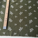 Полулен с вышивкой на оливковом фоне