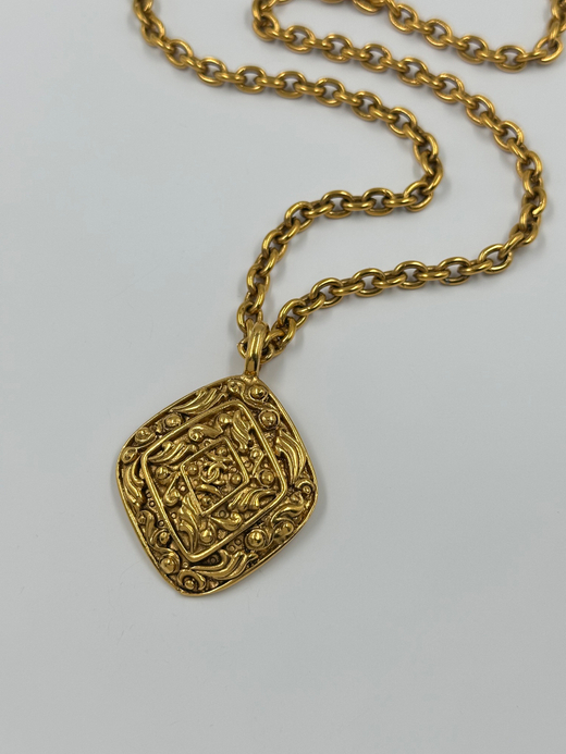 Кулон в виде ромба с узором и логотипом Chanel