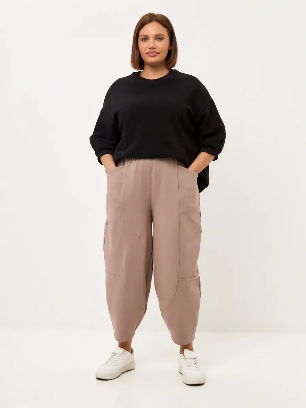 Брюки бананы трикотажные с декоративными швами