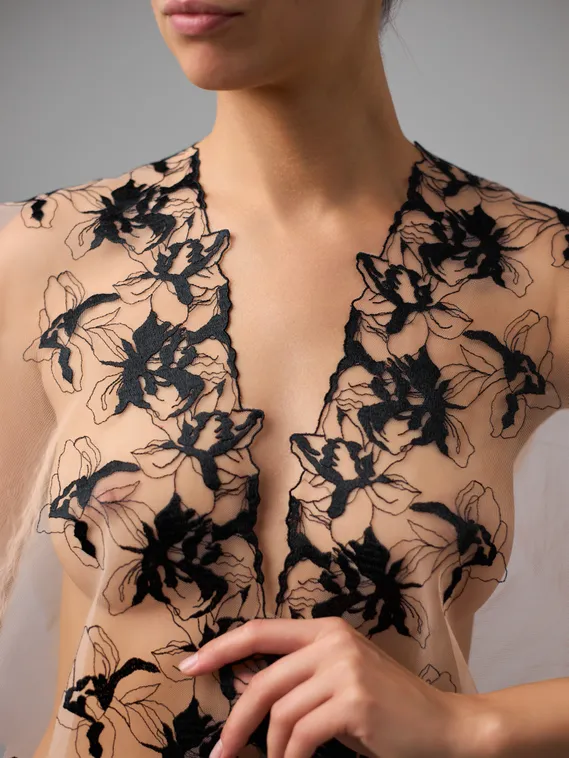 05-165 Вышивка на неэл. сетке 22 см, бежевый/черный (левая)