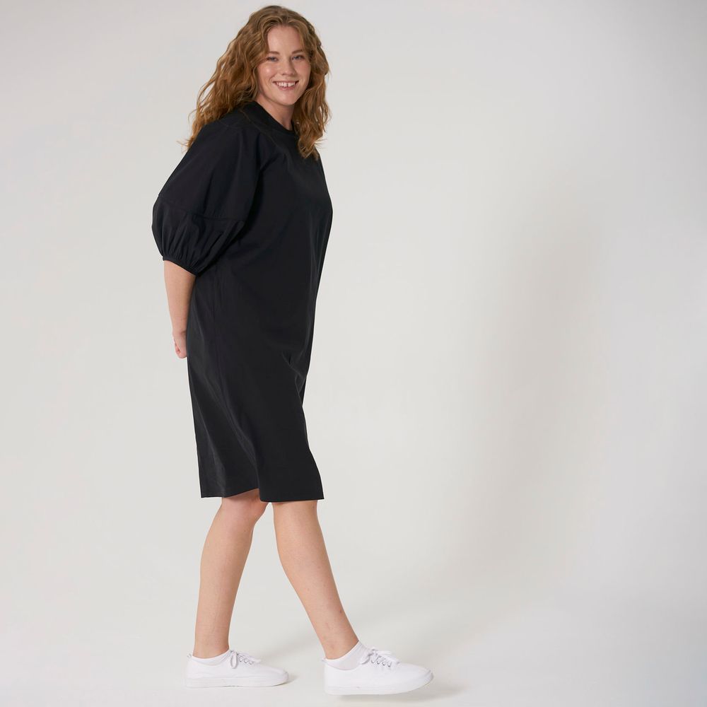 Платье черного цвета с отделкой кантом