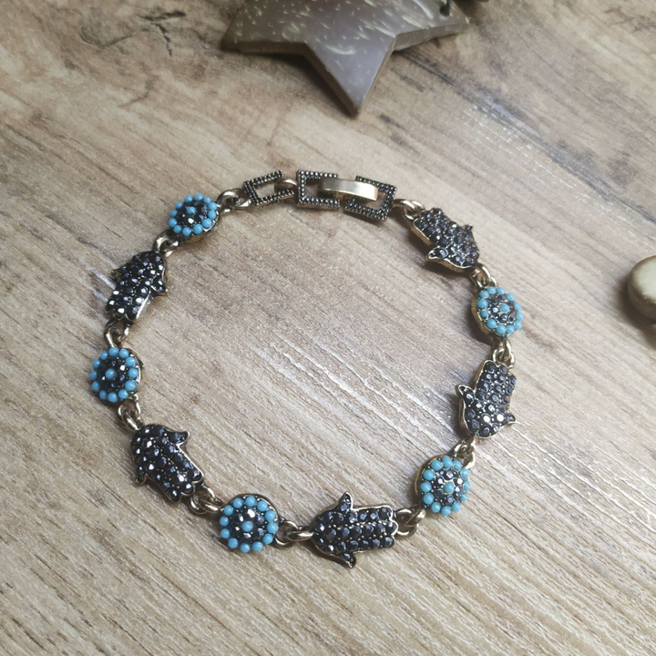 Браслет Vogue Хамса круг стразы графитовые бусинки голубые металл золотистый на красном бархате