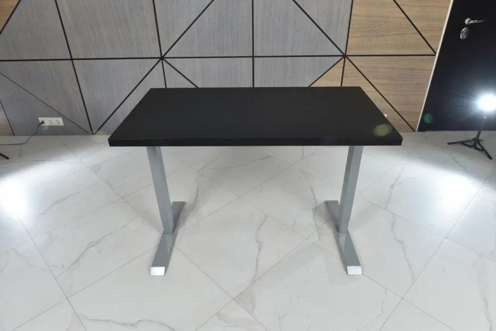 Регулируемый компьютерный стол Bazalt с регулировкой по высоте — столешница МДФ Черный