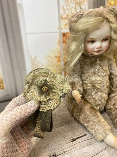 Авторская кукла и. брошь - лен (сплетена на коклюшках)