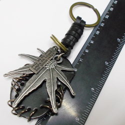 Брелок для ключей "Лист клена" (53х56мм). Металл с кожаными вставками.