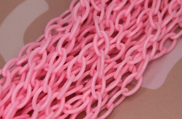 Цепь акриловая неон розовая 13х8 мм
