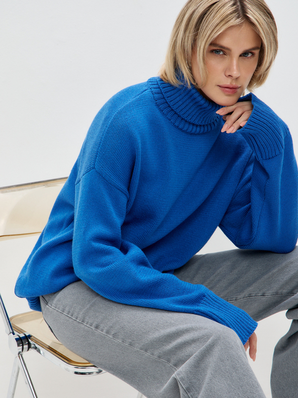 Свитер в цвете электрик