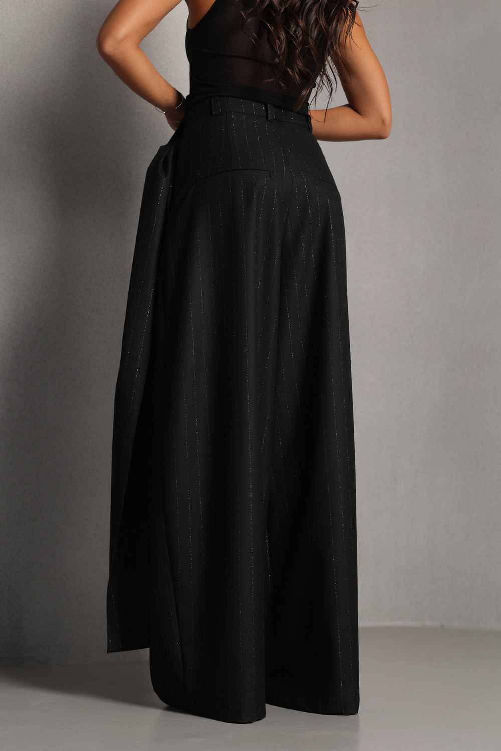 Брюки в полоску с драпировкой