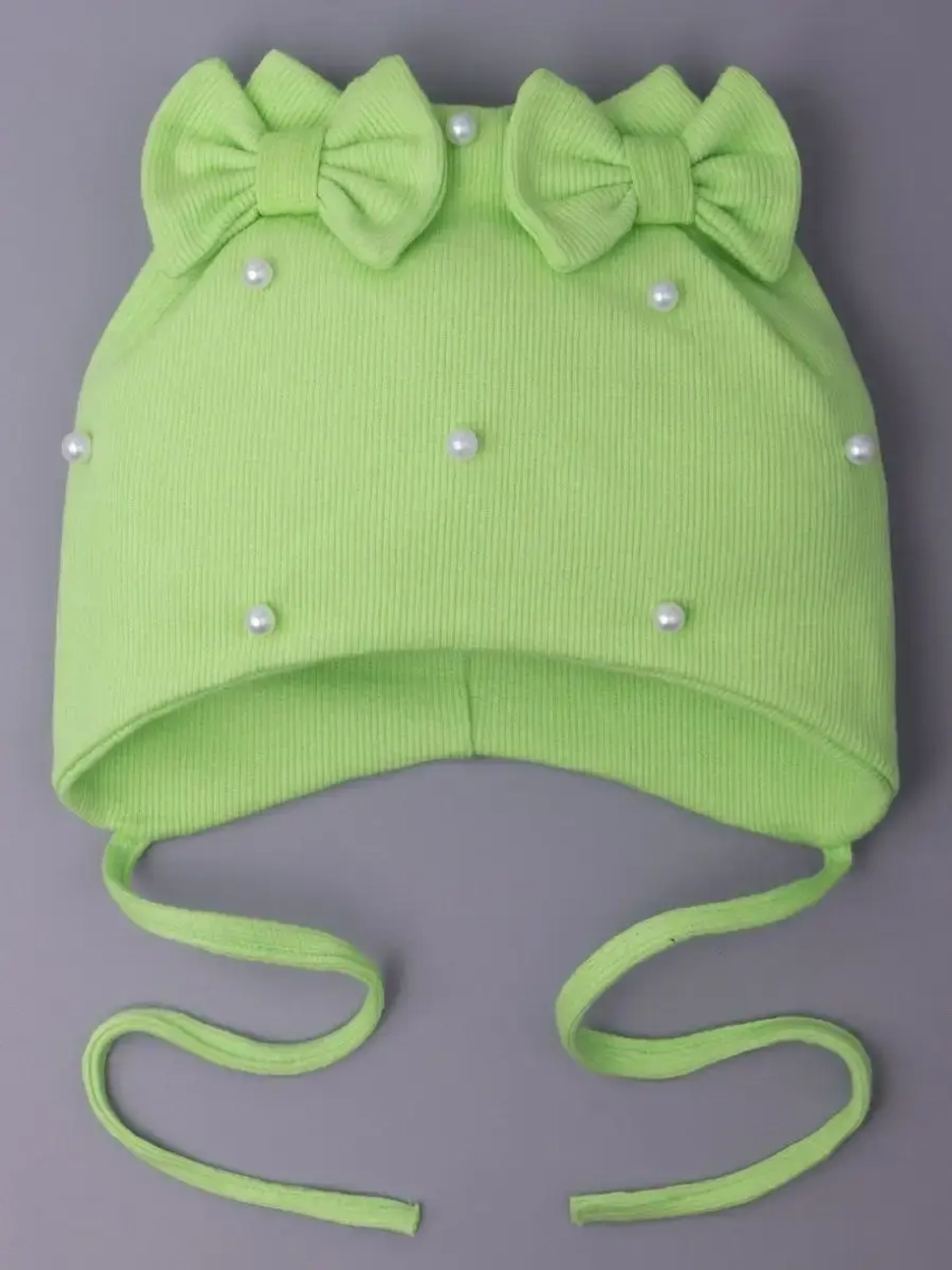 Шапка для девочки осенняя на завязках с бусинами