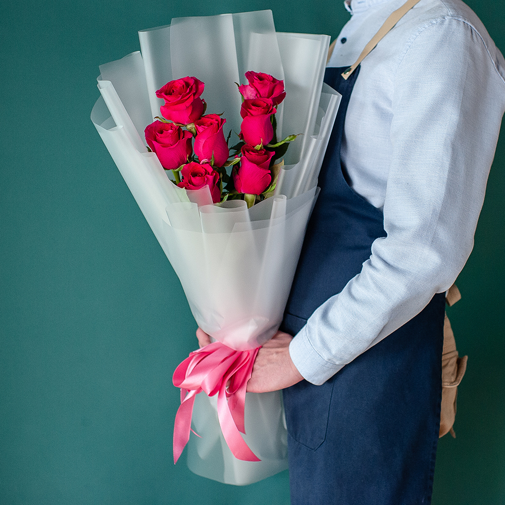 7 ярких высоких роз Эквадор в оформлении