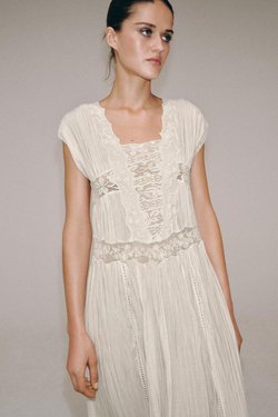 ZARA ПЛАТЬЕ ПЛИССЕ С КРУЖЕВОМ — ZW COLLECTION, ЭКРЮ