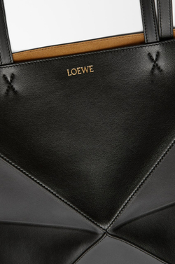 Loewe Средняя складная сумка-тоут Puzzle Fold из блестящей телячьей кожи, черный