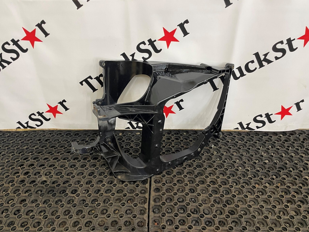 Кронштейн фары правой 2018г.