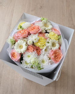 Дофаминовый букет с розами Джульетта, герберами и хризантемами