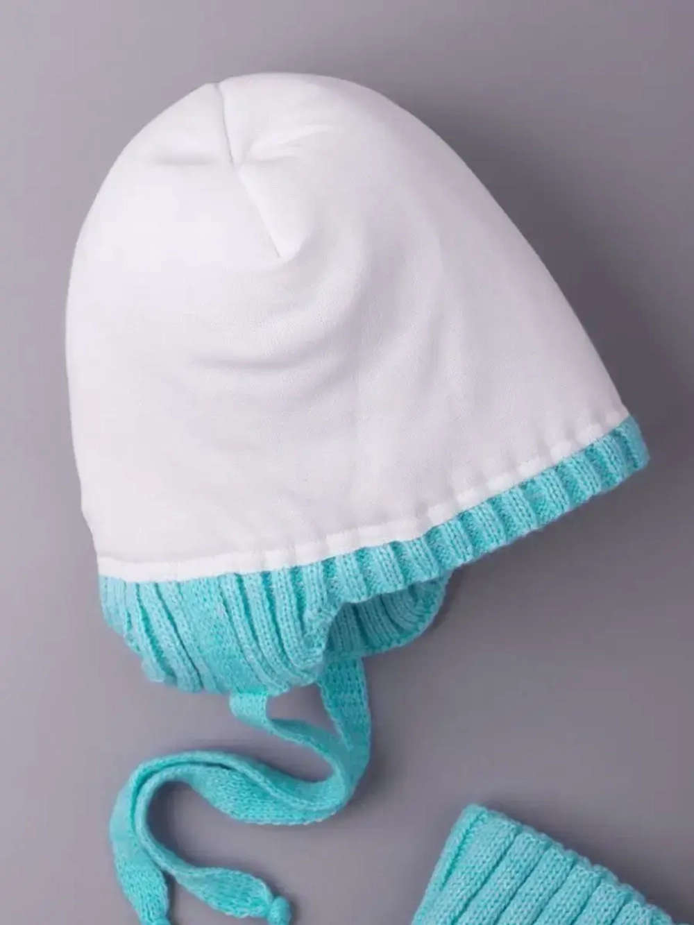 Шапка зимняя детская с помпонами и манишка