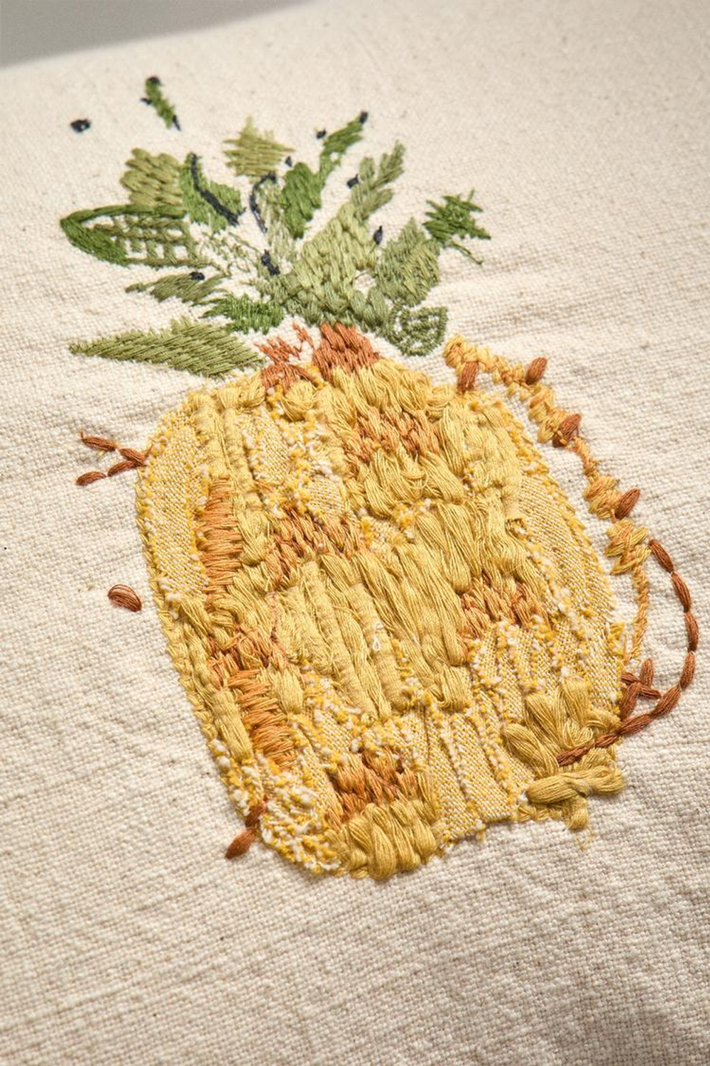 ZARA HOME ЧЕХОЛ ДЛЯ ДЕКОРАТИВНОЙ ПОДУШКИ С ВЫШИВКОЙ «АНАНАСЫ», ЖЕЛТЫЙ