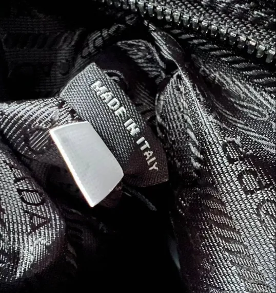Рюкзак Prada из сафьяновой кожи с треугольным логотипом