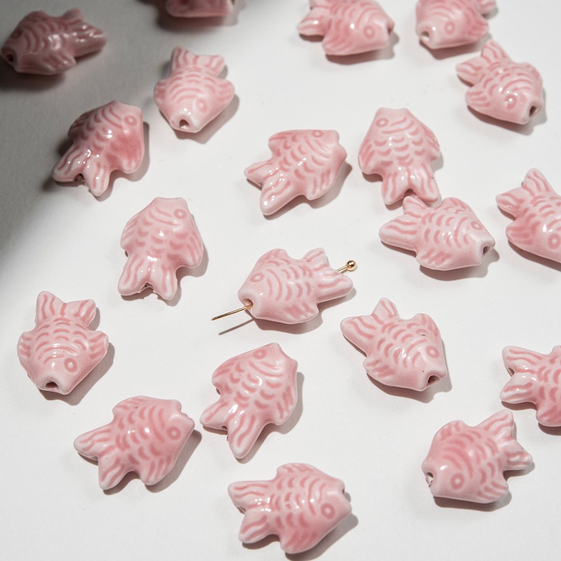 Бусина в форме рыбки, 19*15мм, светло-розовая, глазурированный фарфор