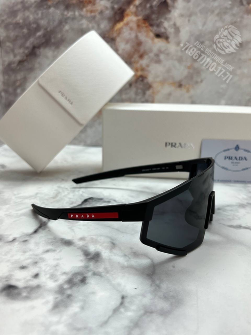 Солнечные очки Prada