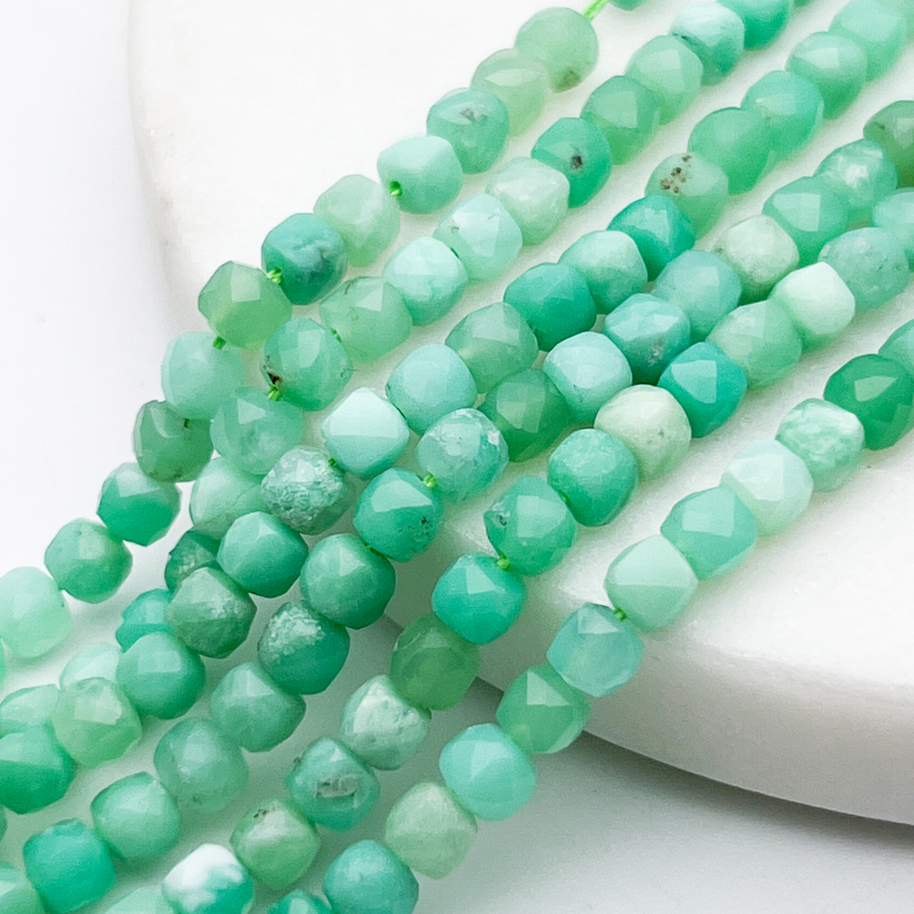 Хризопраз бусины, куб, размер около 4,1-4,2 мм, цена за 23 шт (1/4 нити)